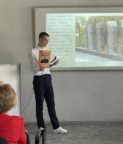 Артем представляет свою работу